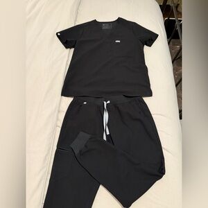 Figs women's scrub set in color Black